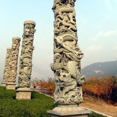 景点广场摆放大型青石浮雕龙盘石柱