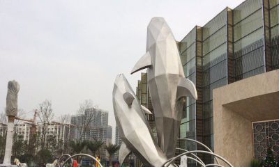 商业街两只跳跃的不锈钢海豚博鱼网页版