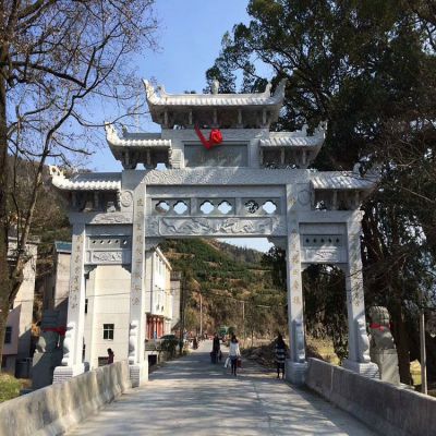 村口石牌坊，三间四柱石雕牌楼