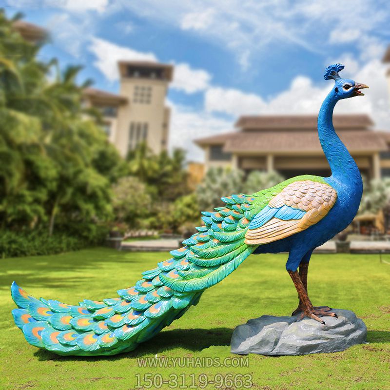 草坪上有一只傲立的玻璃钢彩绘孔雀博鱼网页版