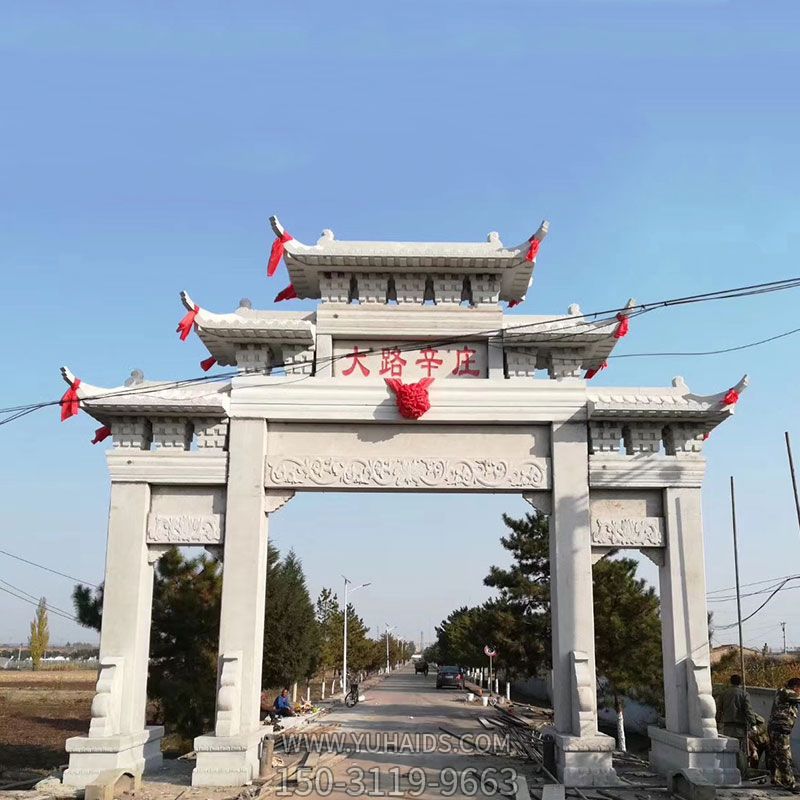 大路辛庄村口摆放汉白玉石雕牌楼博鱼网页版