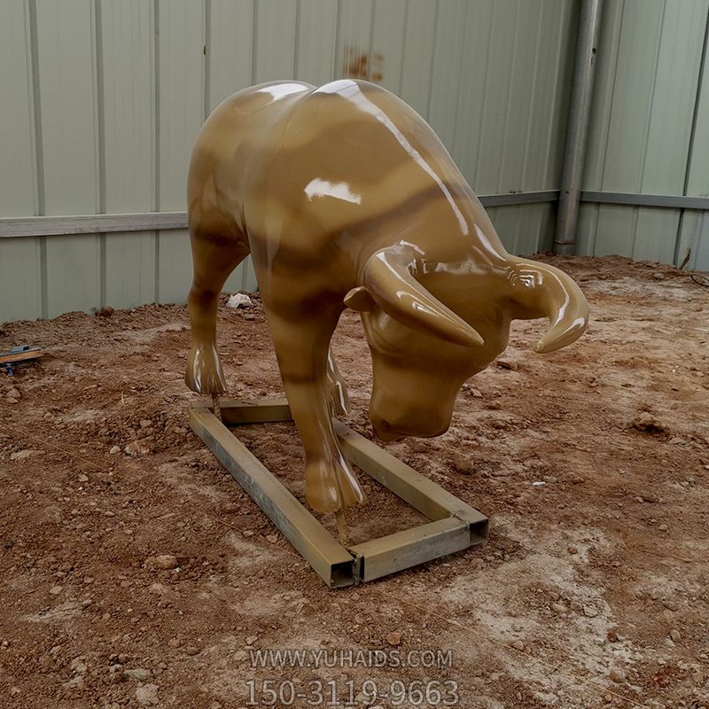 街道上摆放的一只低头行走的玻璃钢彩绘华尔街牛博鱼网页版