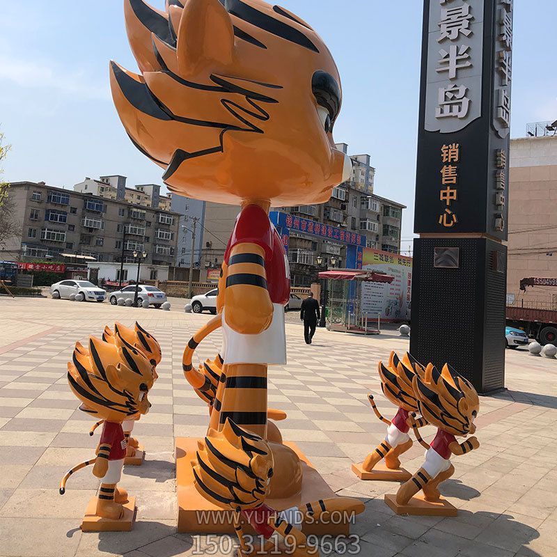 公园里摆放的一大四小的玻璃钢创意虎博鱼网页版