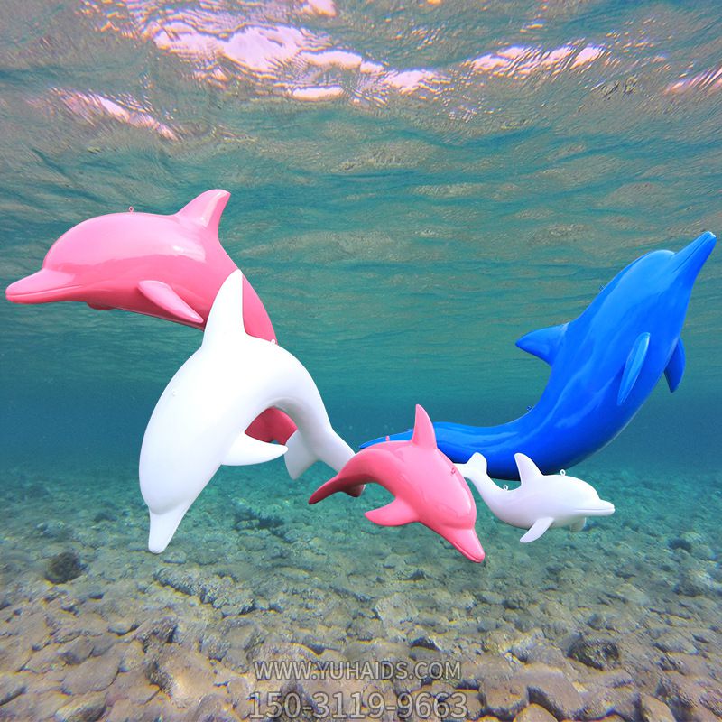 水中游着几只色彩斑斓的不锈钢海豚博鱼网页版