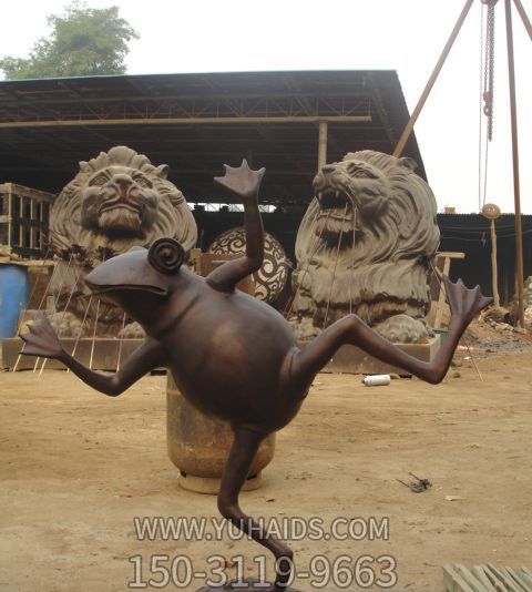 街道单脚站立的不锈钢青蛙博鱼网页版