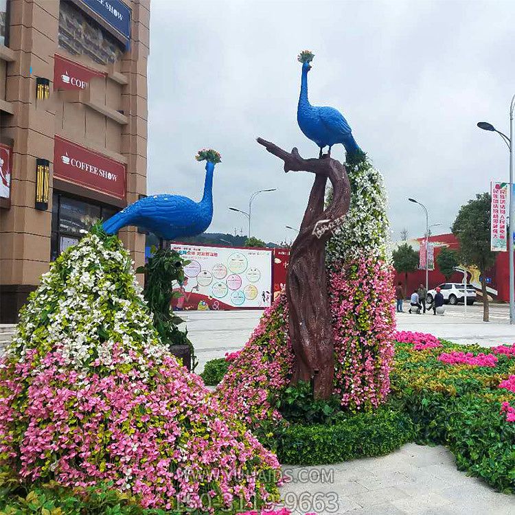 广场上两只情侣不锈钢镂空孔雀博鱼网页版
