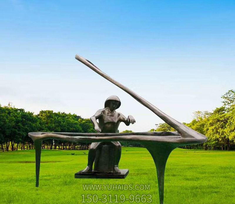 草坪弹钢琴的不锈钢钢琴博鱼网页版