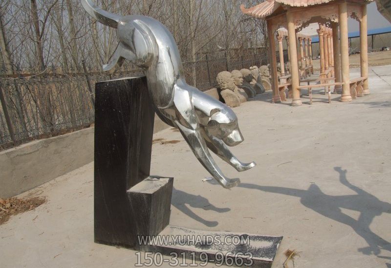 户外广场不锈钢镜面向下奔跑的豹子博鱼网页版