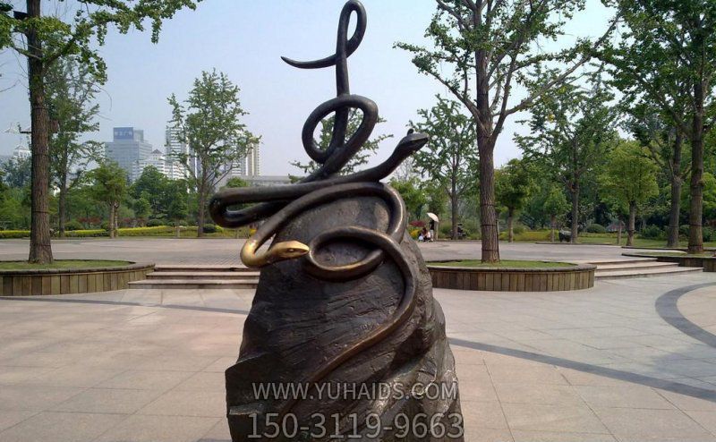 公园里摆放的爬在石头上的两条玻璃钢喷漆蛇博鱼网页版