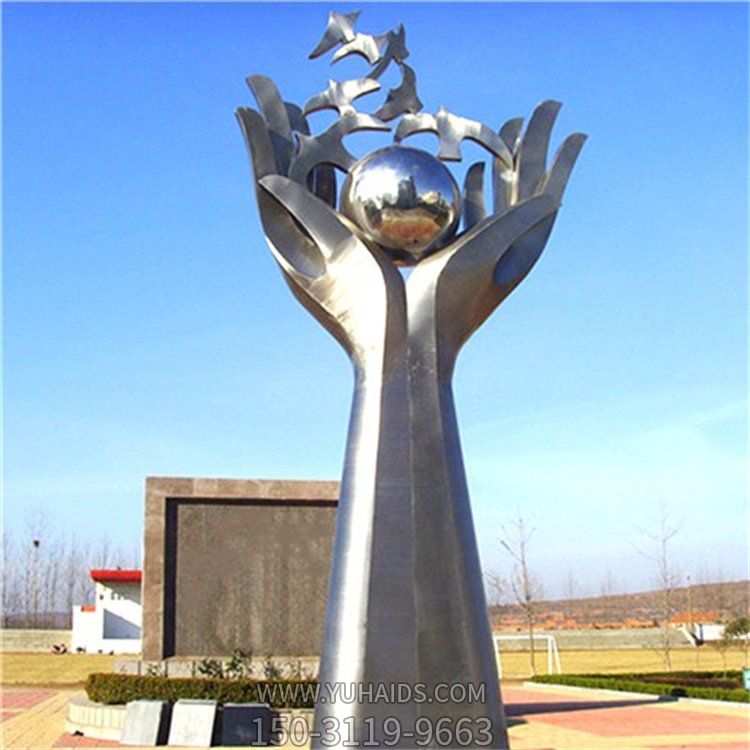 广场摆放不锈钢创意双手托起希望景观博鱼网页版