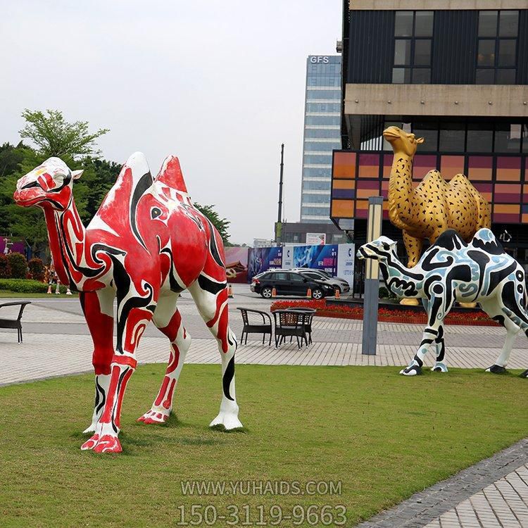 广场草坪摆放大型玻璃钢彩绘骆驼博鱼网页版