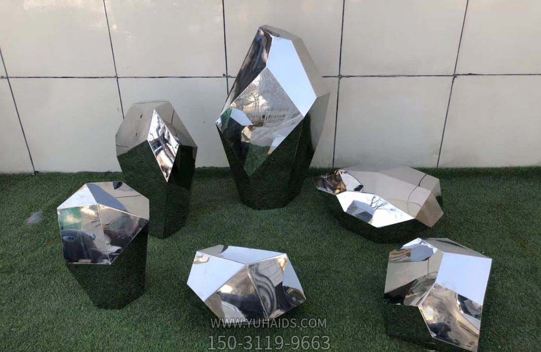 别墅摆放多个不锈钢镜面石头博鱼网页版