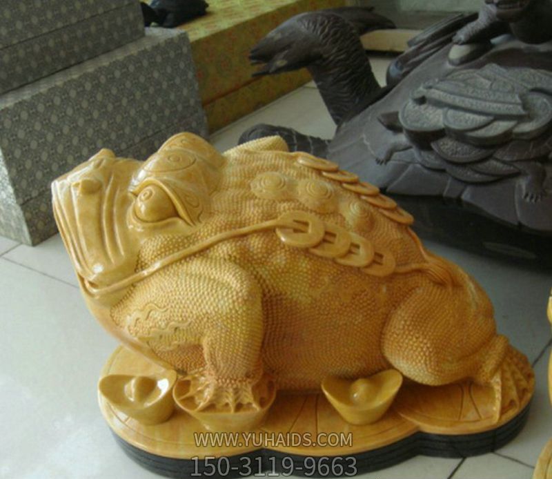 庭院里摆放的脚踩元宝的玻璃钢喷漆金蟾博鱼网页版