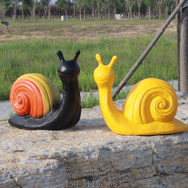 公园摆放的一黑一黄大的玻璃钢彩绘蜗牛博鱼网页版