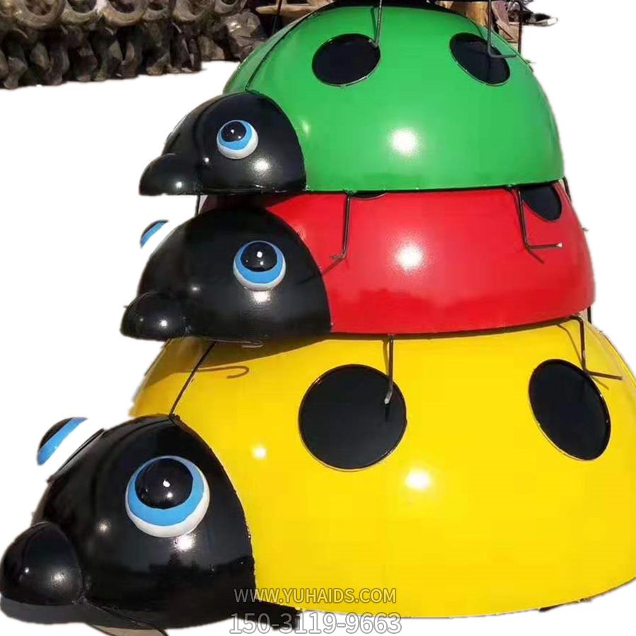 公园里摆放的叠罗汉的玻璃钢彩绘瓢虫博鱼网页版