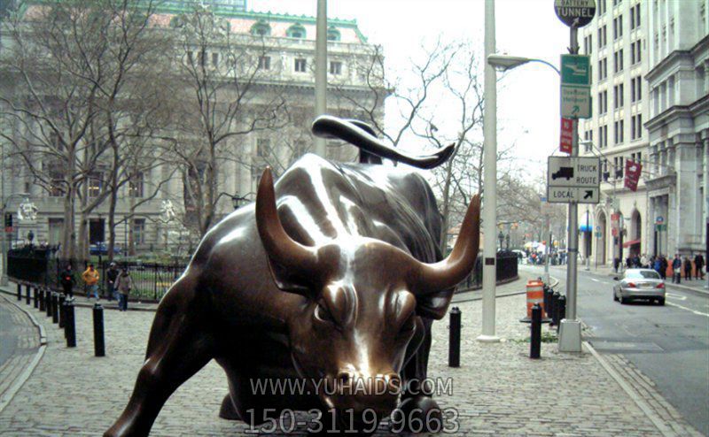 街道上摆放的凶悍的玻璃钢创意华尔街牛博鱼网页版