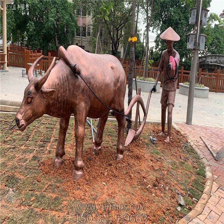 耕地博鱼网页版，玻璃钢仿铜耕牛和扶犁的农夫