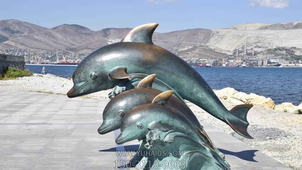 沙滩三只不锈钢海豚博鱼网页版