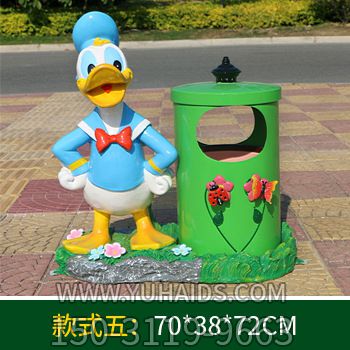 公园一只垃圾桶旁边的玻璃钢唐老鸭博鱼网页版