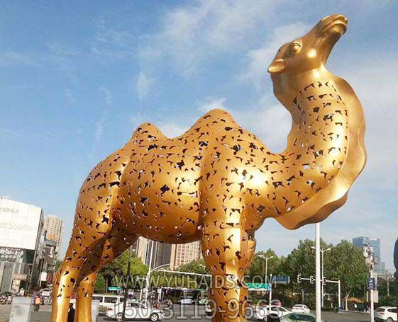 广场摆放的抬头的不锈钢镂空骆驼博鱼网页版