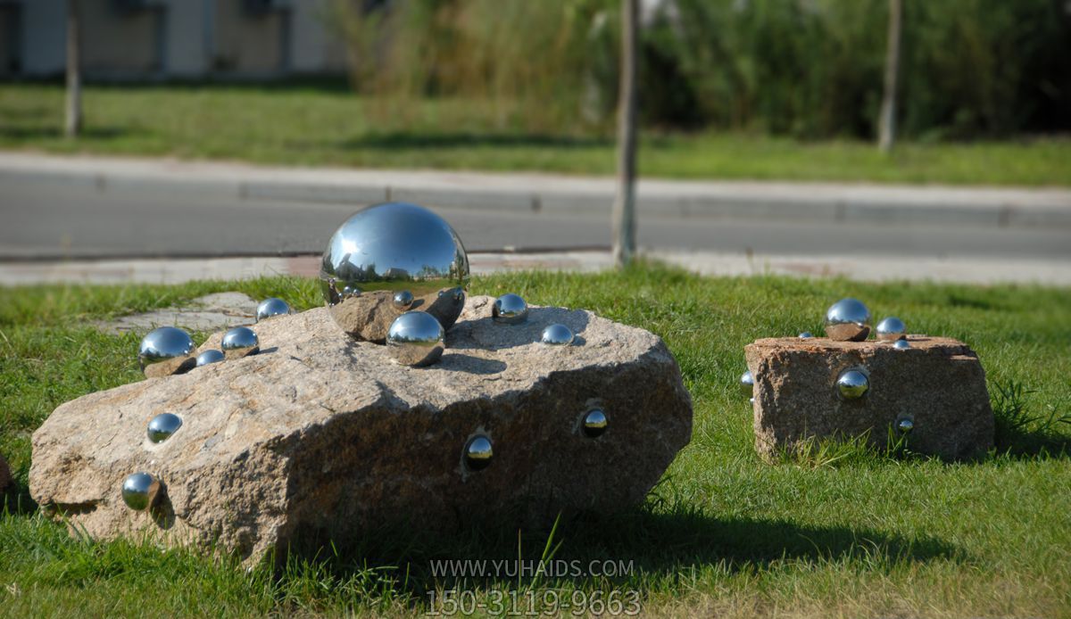 草坪不锈钢镜面大大小小的球体博鱼网页版