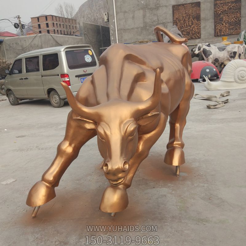 公园里摆放的金色玻璃钢喷漆华尔街牛博鱼网页版