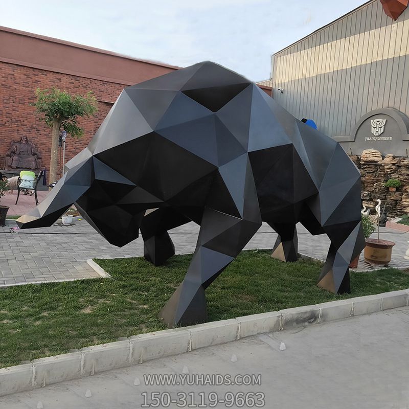 草坪上摆放的低头的玻璃钢 创意 华尔街牛博鱼网页版