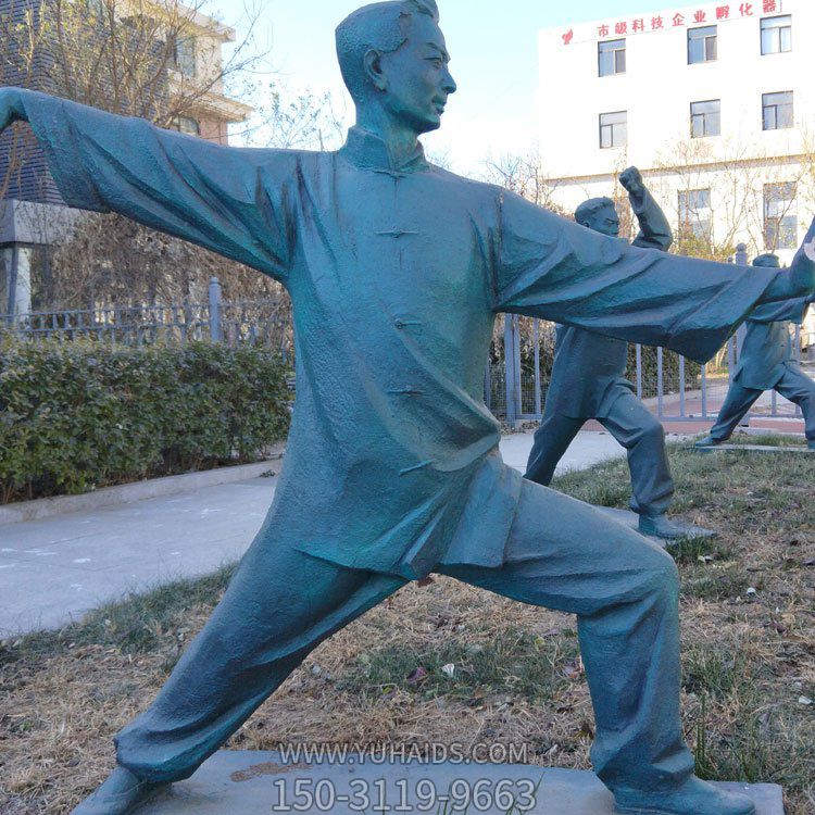 公园草地玻璃钢仿青铜打太极人物小品博鱼网页版