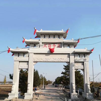 大路辛庄村口摆放汉白玉石雕牌楼