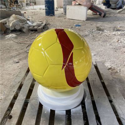 学校操场摆放玻璃钢喷漆仿真足球博鱼网页版