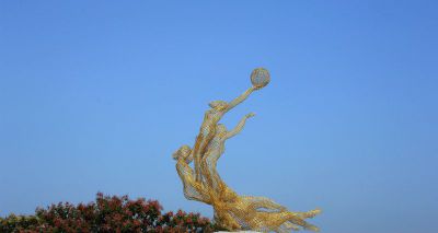 镂空不锈钢打篮球的女孩公园景观博鱼网页版