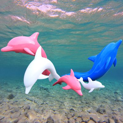 水中游着几只色彩斑斓的不锈钢海豚博鱼网页版