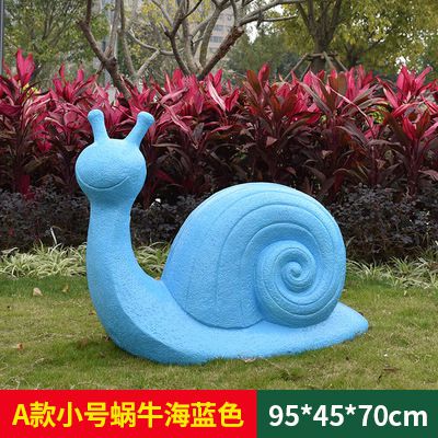草地上摆放的蓝色的玻璃钢喷漆蜗牛博鱼网页版