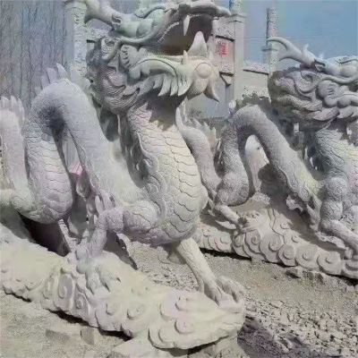 腾云驾雾的石雕龙