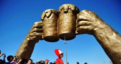 户外大型喝酒碰杯景观不锈钢仿铜酒文化博鱼网页版