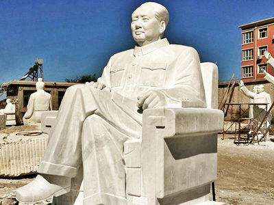 景区汉白玉石雕浮雕坐着沙发上的毛泽博鱼网页版