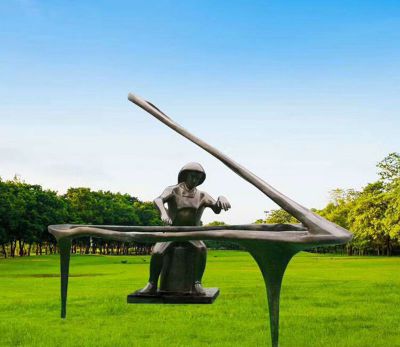 草坪弹钢琴的不锈钢钢琴博鱼网页版