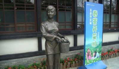 不锈钢仿铜女孩采茶街边站着的人物景观茶博鱼网页版