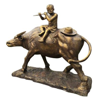 街道园林玻璃钢仿铜牛背上牧笛的儿童景观博鱼网页版