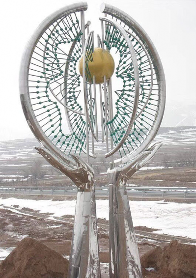 不锈钢景观标识，双手托举圆形造型景观