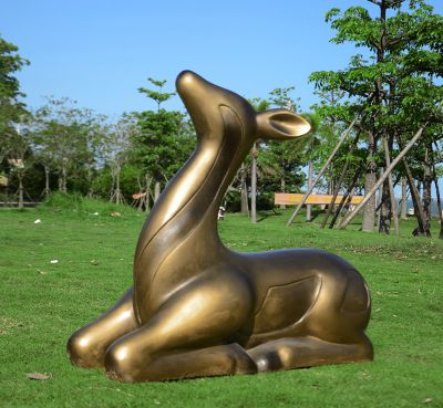 户外园林景区一只卧着的不锈钢仿铜鹿博鱼网页版