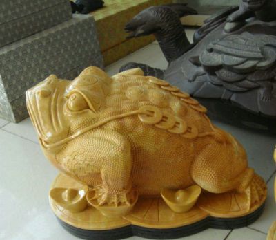 庭院里摆放的脚踩元宝的玻璃钢喷漆金蟾博鱼网页版