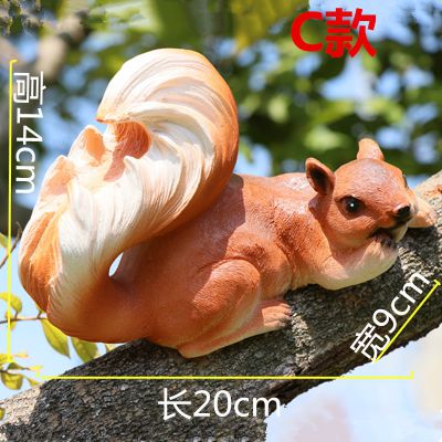 树枝上一只找食物的树脂松鼠博鱼网页版