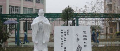 小学操场摆放大理石孔子春秋时期思想家博鱼网页版