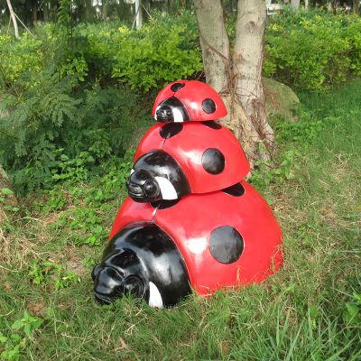 公园里摆放的三只红色的玻璃钢彩绘瓢虫博鱼网页版