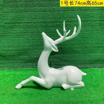 白色的梅花鹿，卧姿，仰头，可上色