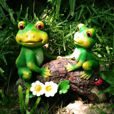 广场两只玩耍的玻璃钢青蛙博鱼网页版