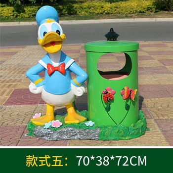 公园一只垃圾桶旁边的玻璃钢唐老鸭博鱼网页版