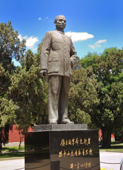 广场中心摆放中国近代伟人孙中山先生铸铜博鱼网页版
