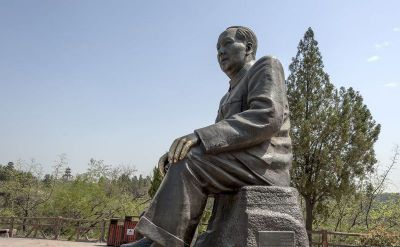 广场铜雕坐着的毛泽东博鱼网页版